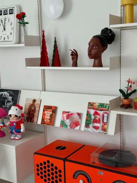 争议再起！李施昤晒二女儿圣诞照。争议再起！李施昤晒二女儿圣诞照，网友分裂：祝福还