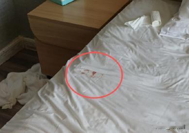 “就这么糊弄消费者的”陕西西安，一酒店保洁人员偷懒，没有更换布草，女房客住进来的