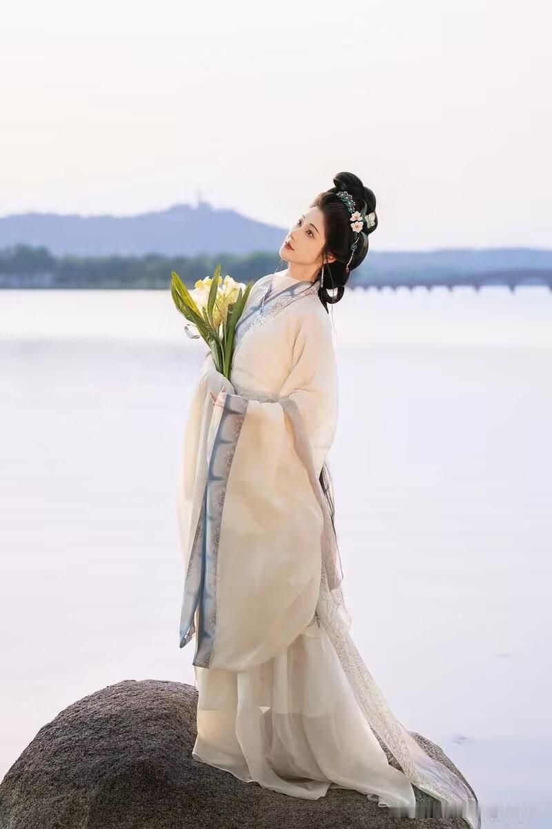 【洞仙歌·洛水惊鸿】

断缣素墨，锁千年幽梦。
洛水微婉耸天诵。
气若兰，铁笔惊