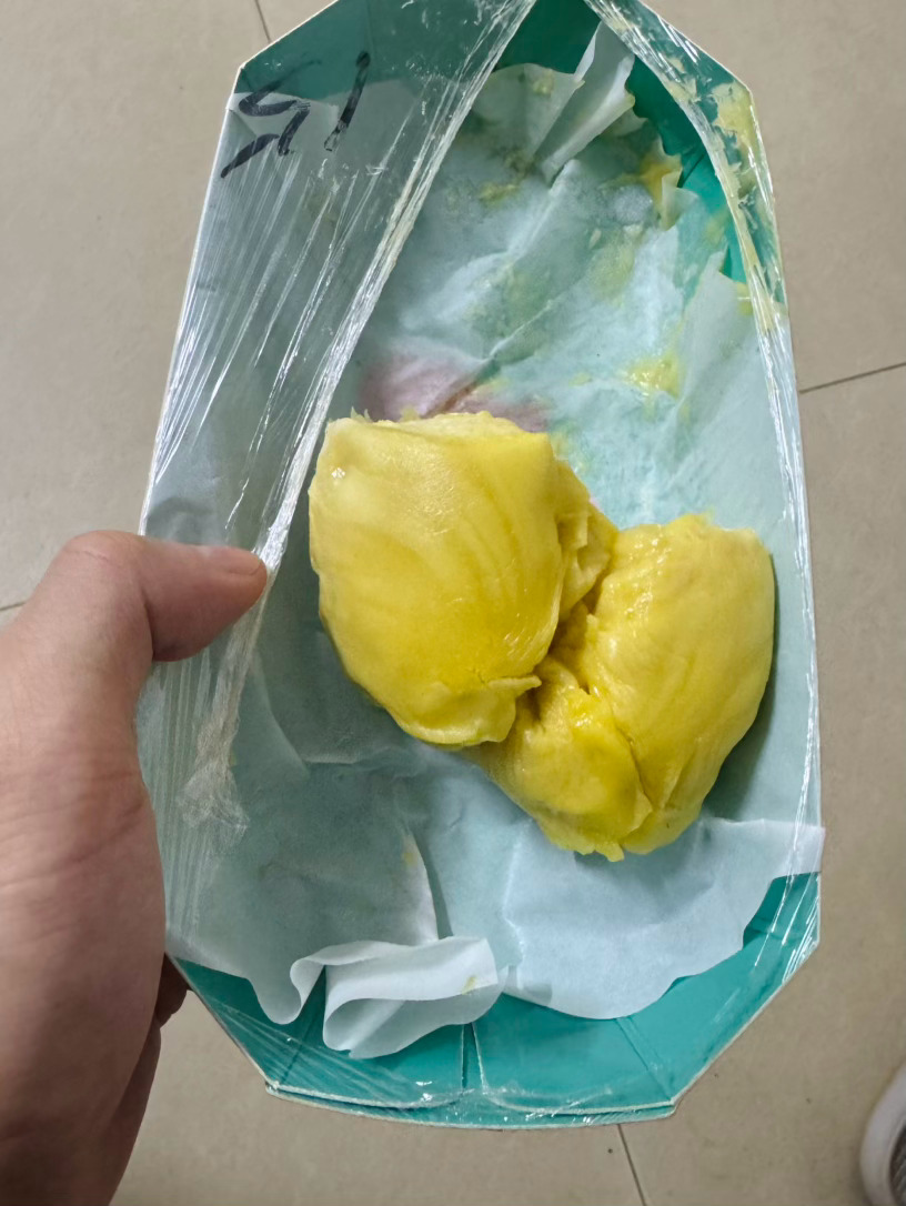 15块钱满满的一盒榴莲，说实话不太新鲜今年第一次吃榴莲