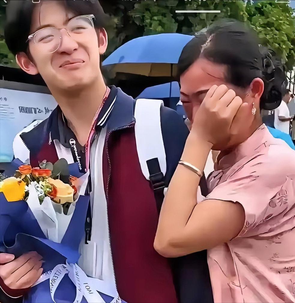 [兔子]泪目！1 米 85 少年，716 分考上清华。可这张录取通知书背后，没有