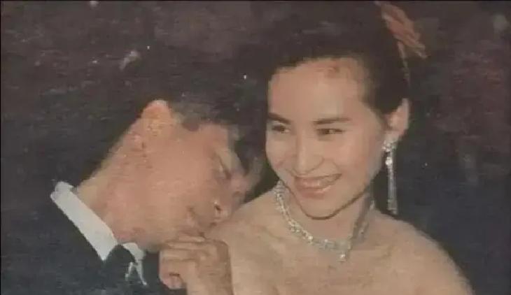 赌王千金扶灵忧郁歌手，这场30年前的豪门悲剧，藏着你最该懂的爱情真相。
1988