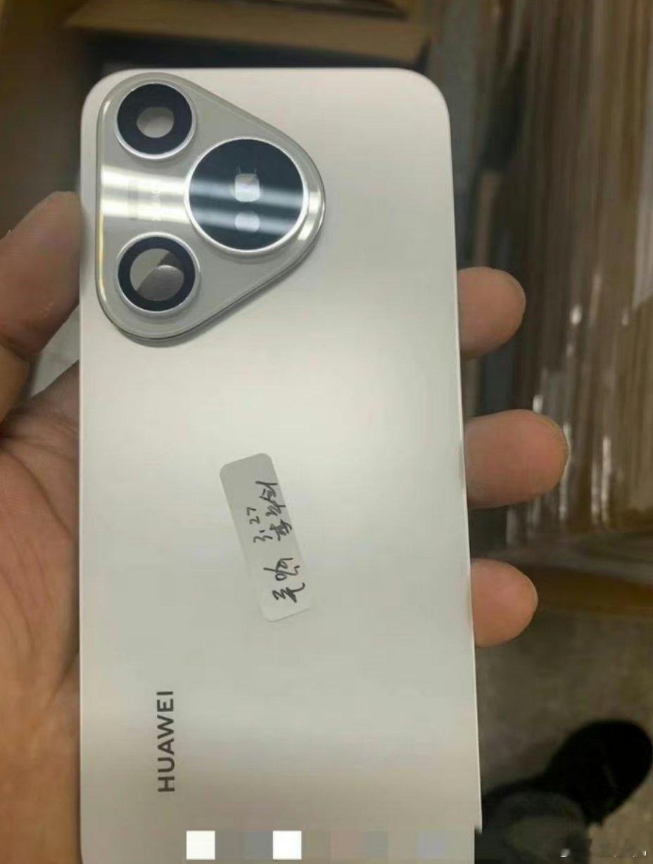 #P70标准版手机背面照片曝光#P70这种三角状摄像头你会喜欢吗？ ​​​