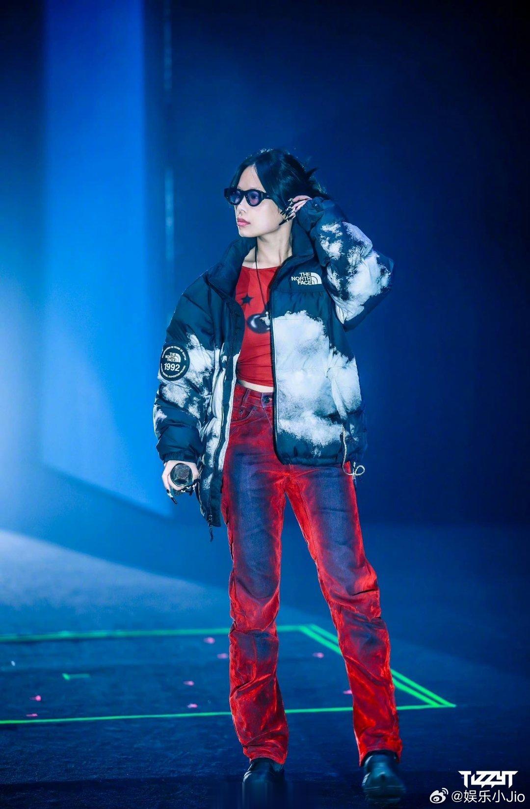 #TizzyT南京嘉宾万妮达# TizzyT南京演唱会嘉宾请了万妮达！！两个人合