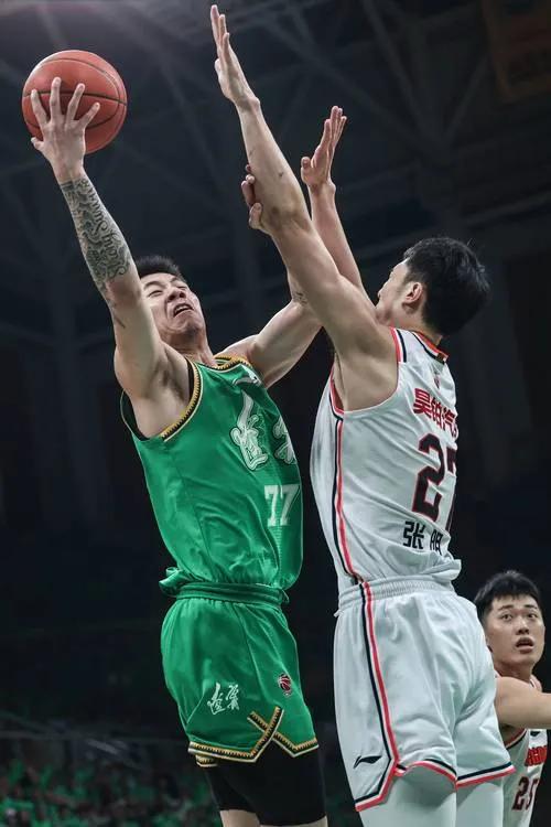 张镇麟最后一投引爆全网：天才少年还是背锅侠？五棵松体育馆的顶棚都快被声浪掀翻了