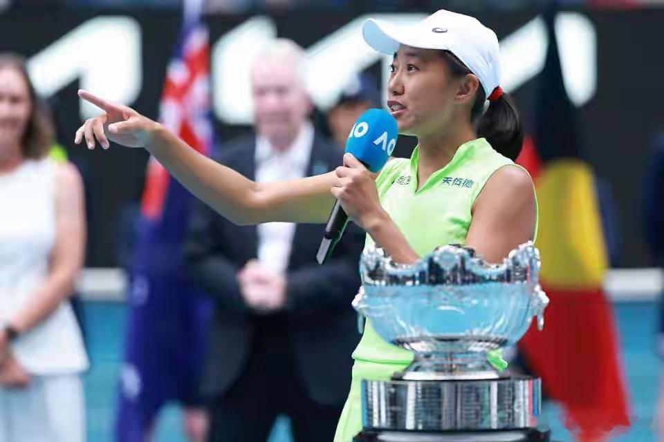 1月31日，张帅搭档梅尔滕斯以7-6、6-4击败达尼丽娜/克鲁尼奇，斩获2026