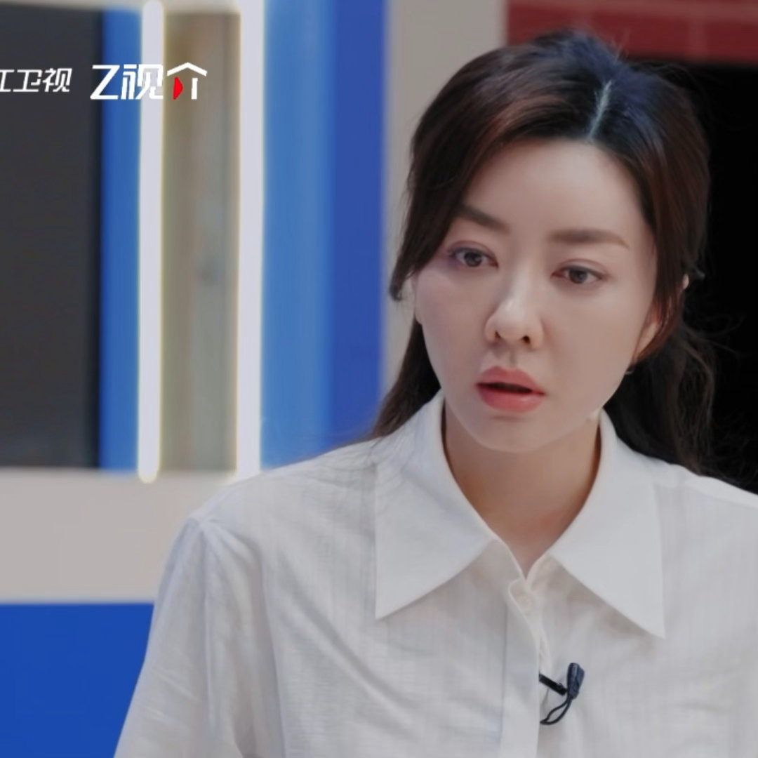 郝蕾说冷暴力妻子的男人该滚出家无限超越班 熊黛林演的是一个被冷暴力掏空的女人。郝