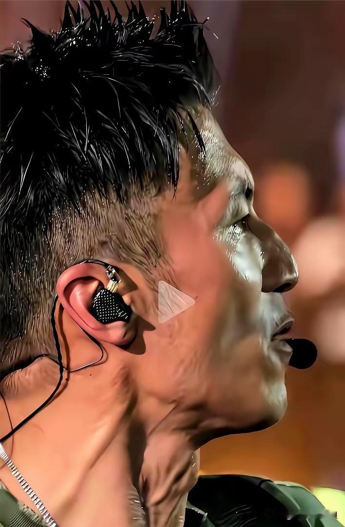 不得不说，他真是越老越有男人味的代表啊！