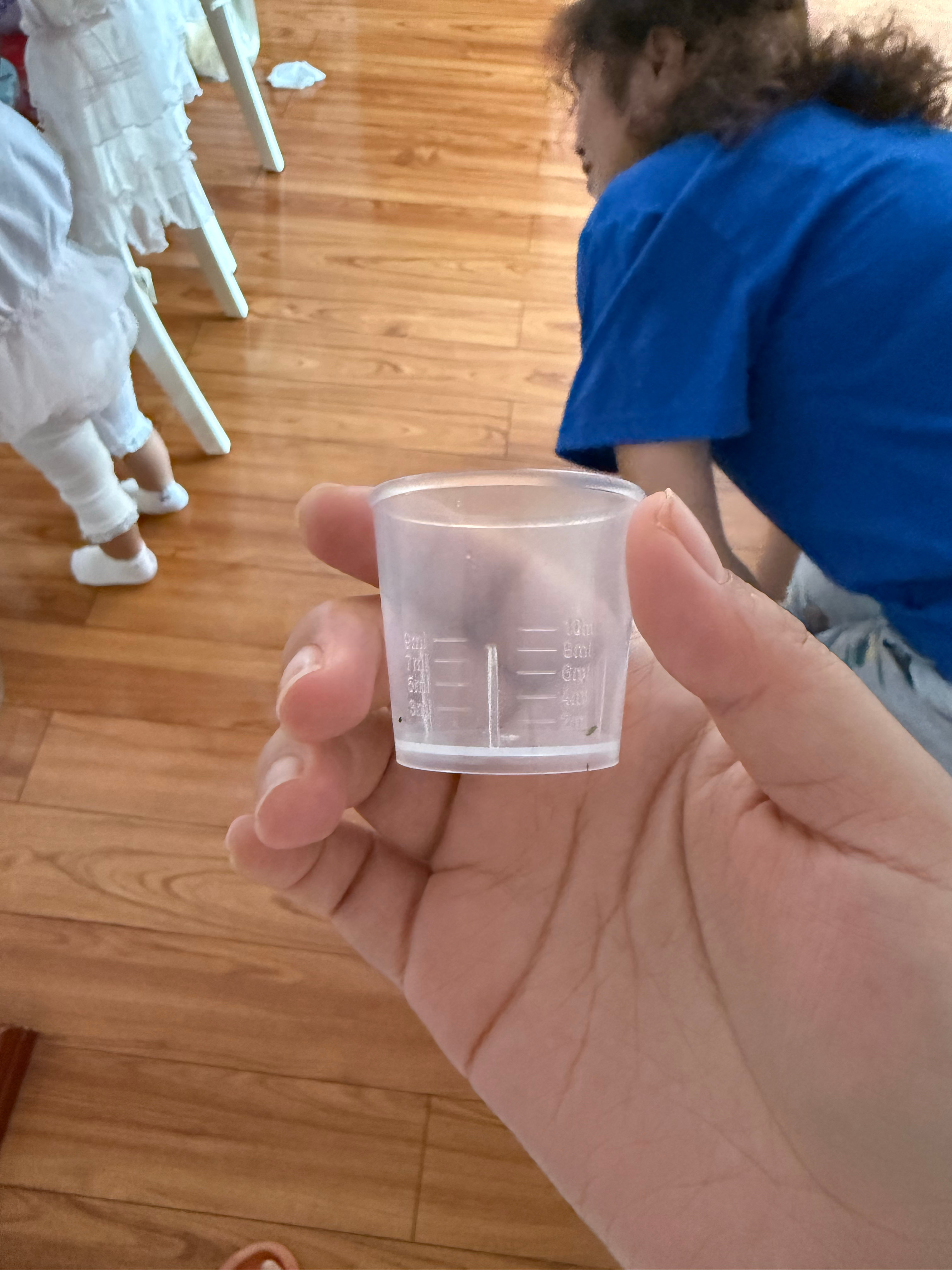 昨天晚上找这个量杯，怎么也找不到，念拿着玩来着，问她放哪了她也找不到。刚刚她自己
