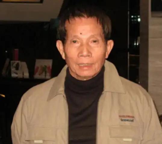 2001年，67岁的香港著名武术指导刘家良，提前结束工作回到家时，发现37岁的妻