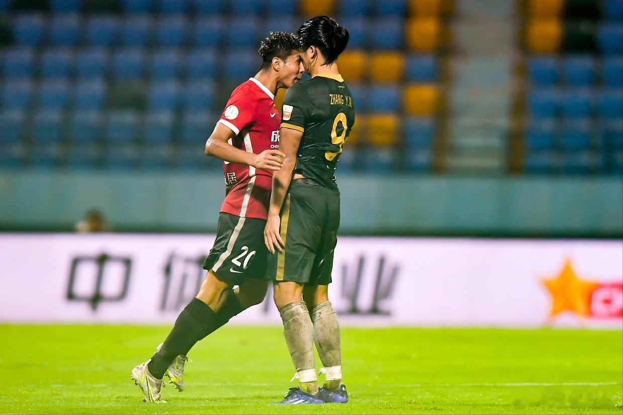 世事变迁……成都蓉城处子赛季，阿不都海米提与张玉宁冲突，将对手顶翻在地，领到了成