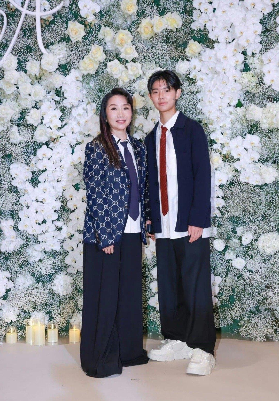 不是吧，这竟然是陶晶莹的女儿豆豆！打扮这么中性，脸看着也有点男性化，第一眼都以为