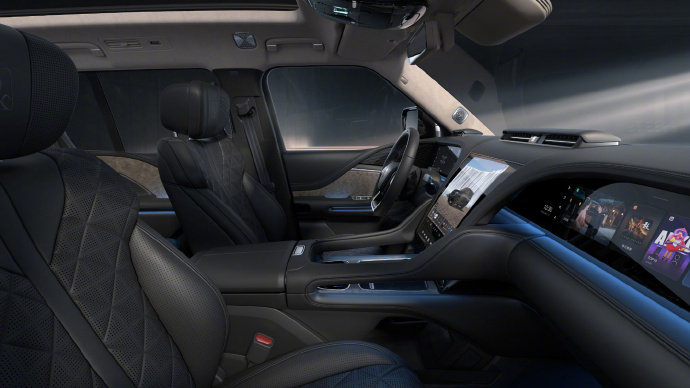 2026 款仰望U8 全新内饰官图来了，仰望U8采用星环座舱，搭配12.8英寸星