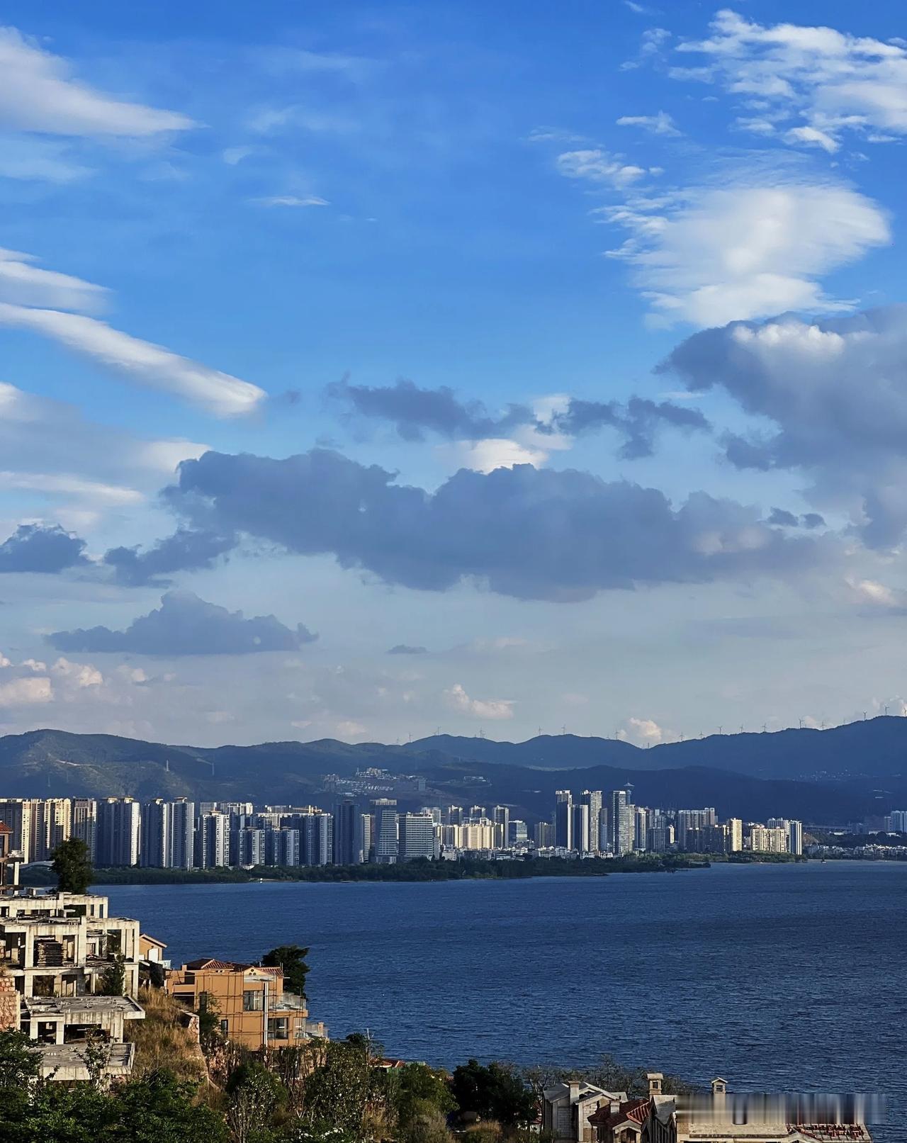 如果你混到了一个朋友都没有
平时也没人找你吃饭
找你聚餐
熬到一个人喝茶
一个人