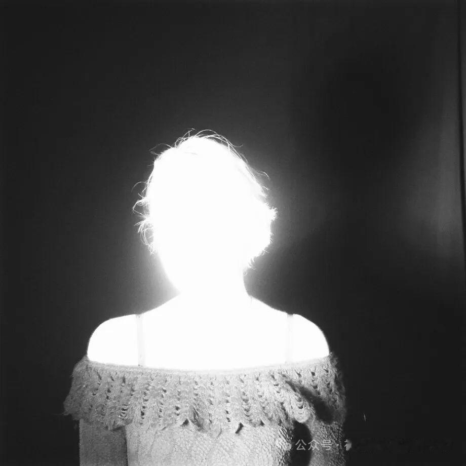 光 
摄影师：Katrin Koenning