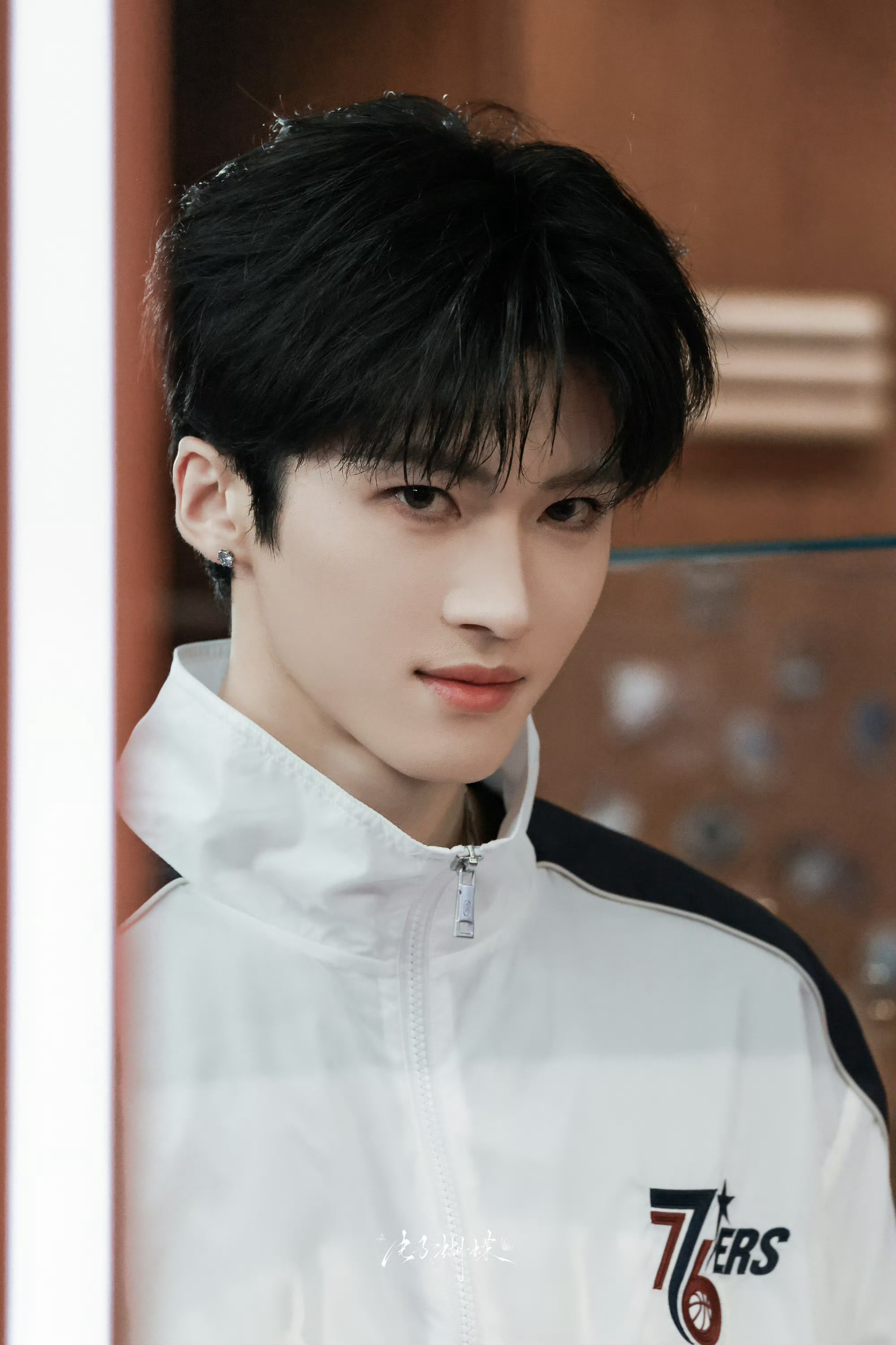 闫桉线下人气闫桉单边耳钉造型沉浸式感受闫桉的线下顶流人气，现场人山人海氛围感超强