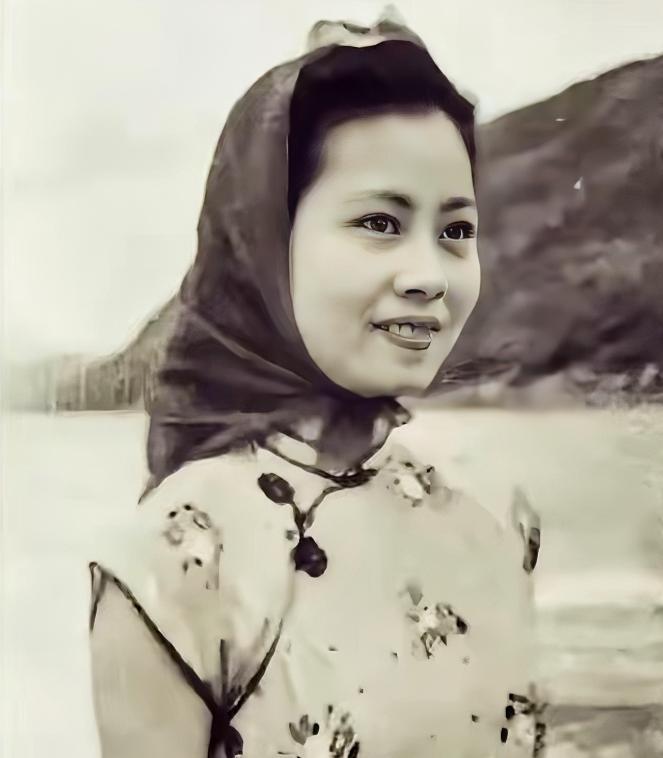 1943年7月，东江纵队情报员孟丽英在广州乘船传递情报时，不幸被叛徒认出并出卖。