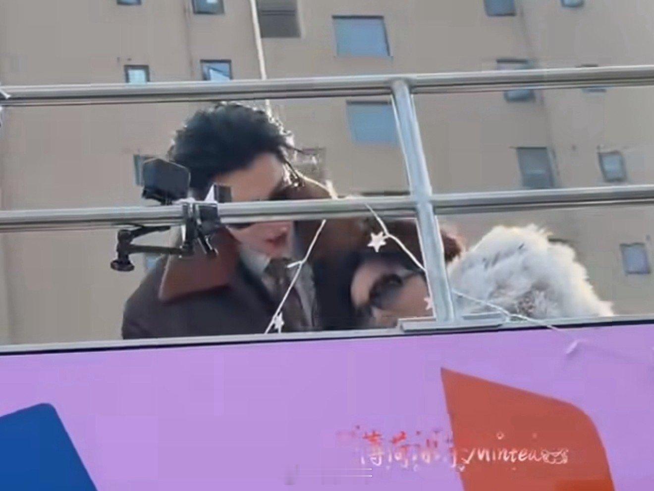 王鹤棣对着刘耀文喊老公哈哈哈哈哈不愧是显眼包啊，王鹤棣听到粉丝喊刘耀文“老公”，