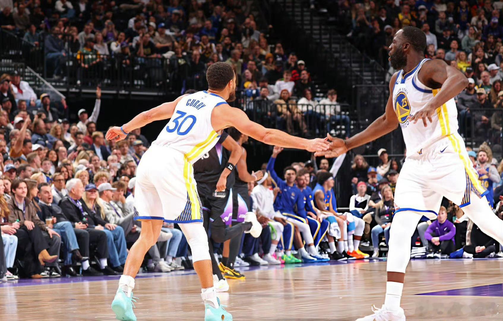 不光CBA有，库里也穿了！在今日比赛中，斯蒂芬·库里于第三节暂停期间，由于脚踝不