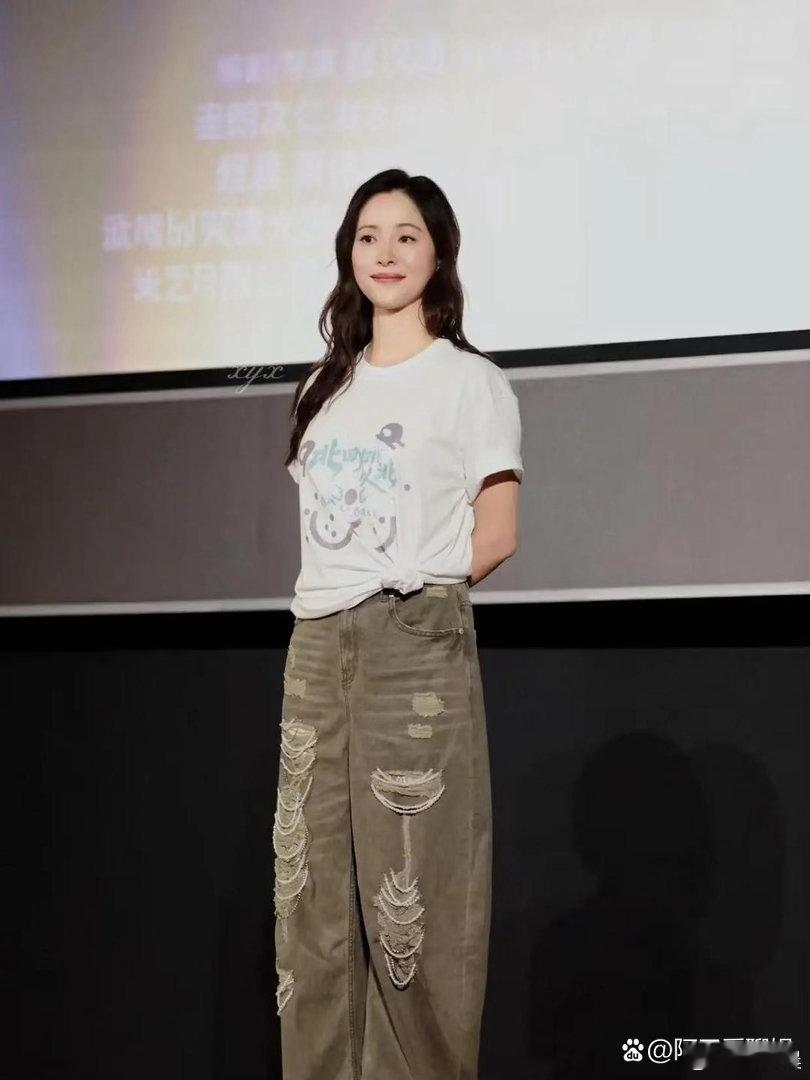 江一燕状态绝佳完全不显年纪，印花T恤搭配破洞牛仔裤松弛自在，随性之中藏着精致韵味