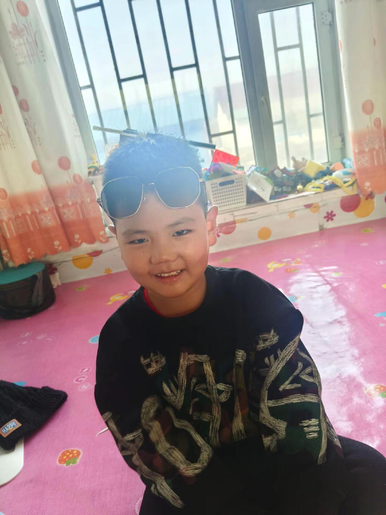 墨镜一摘比谁都可爱