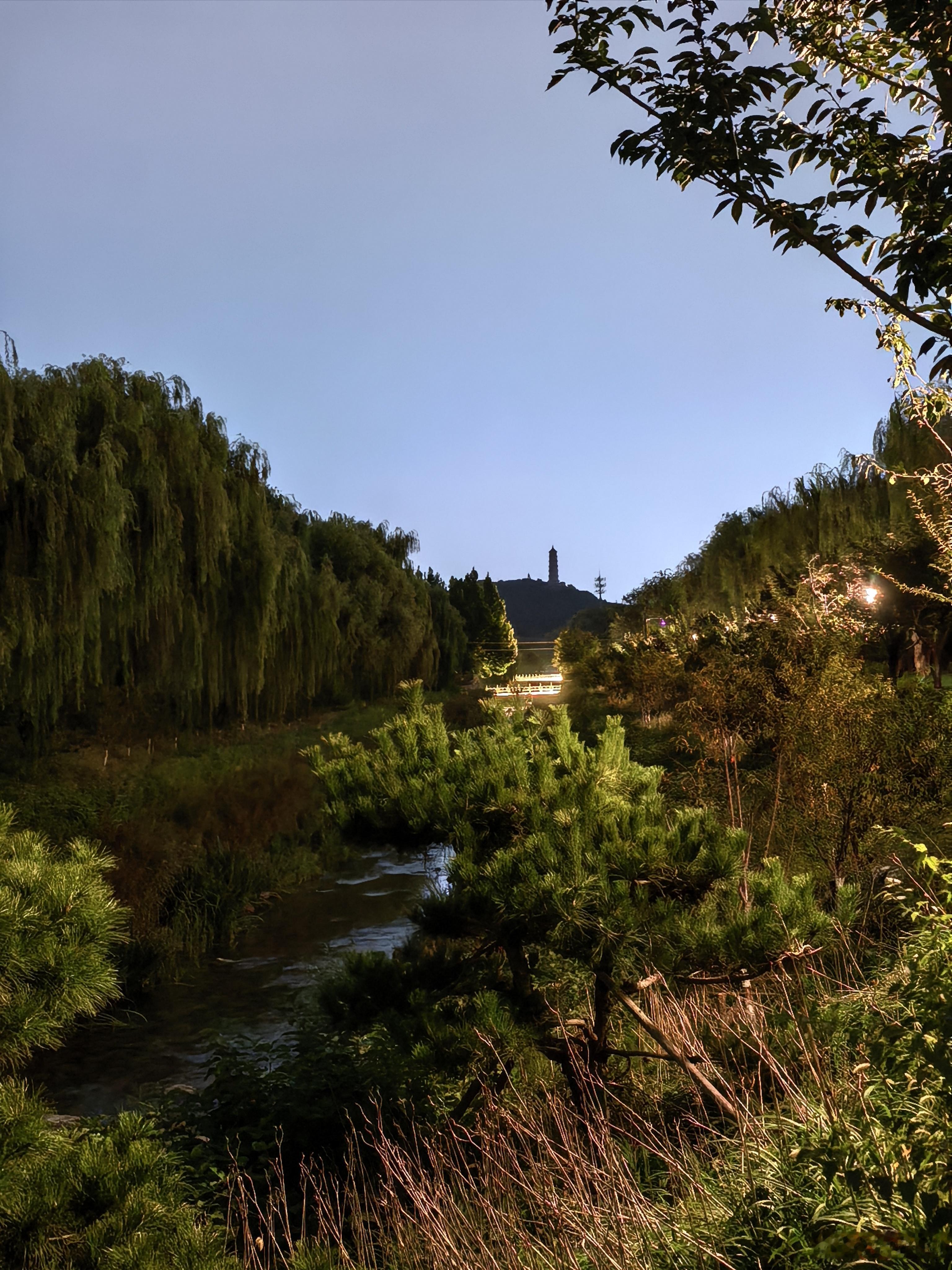 没跟大家叨唠，今天早上去了八宝山，这种场景，感悟还是蛮深的。人到了最后十几年 最