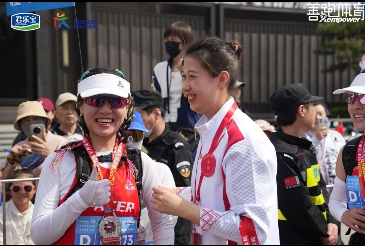太有面儿！奥运冠军亲手挂奖牌！
 
2026保定马拉松燃情开跑，2万跑者齐聚奥运