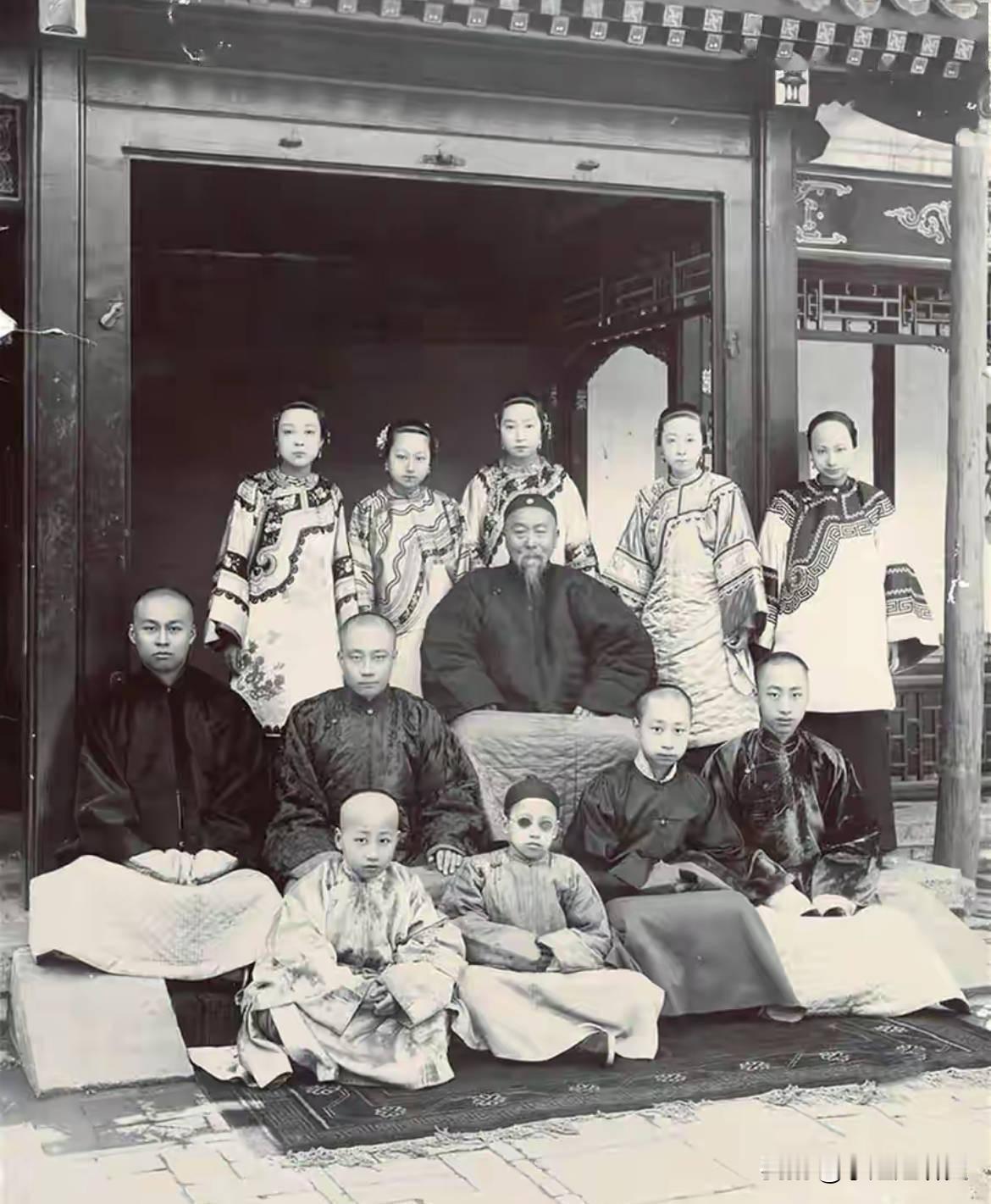 光绪二十七年九月二十六日（1901年11月5日），李鸿章躺在京城府邸内的病榻上奄