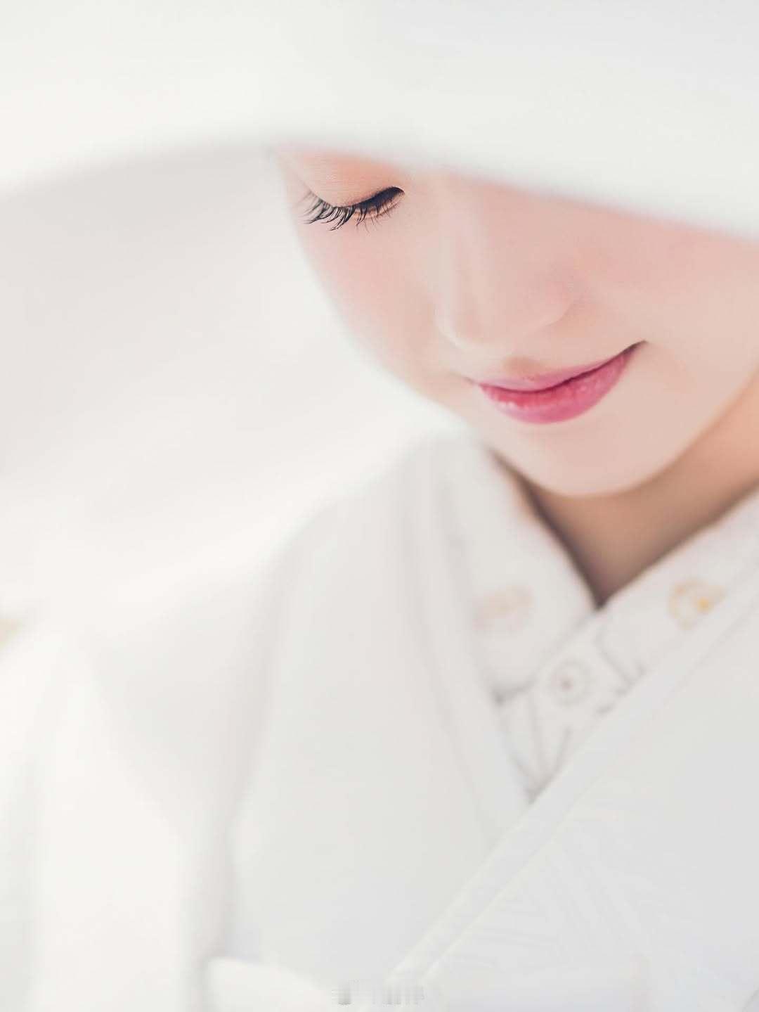 原乃木坂46成员和田真彩（27）于13日更新个人INS宣布结婚。和田晒出身穿白无