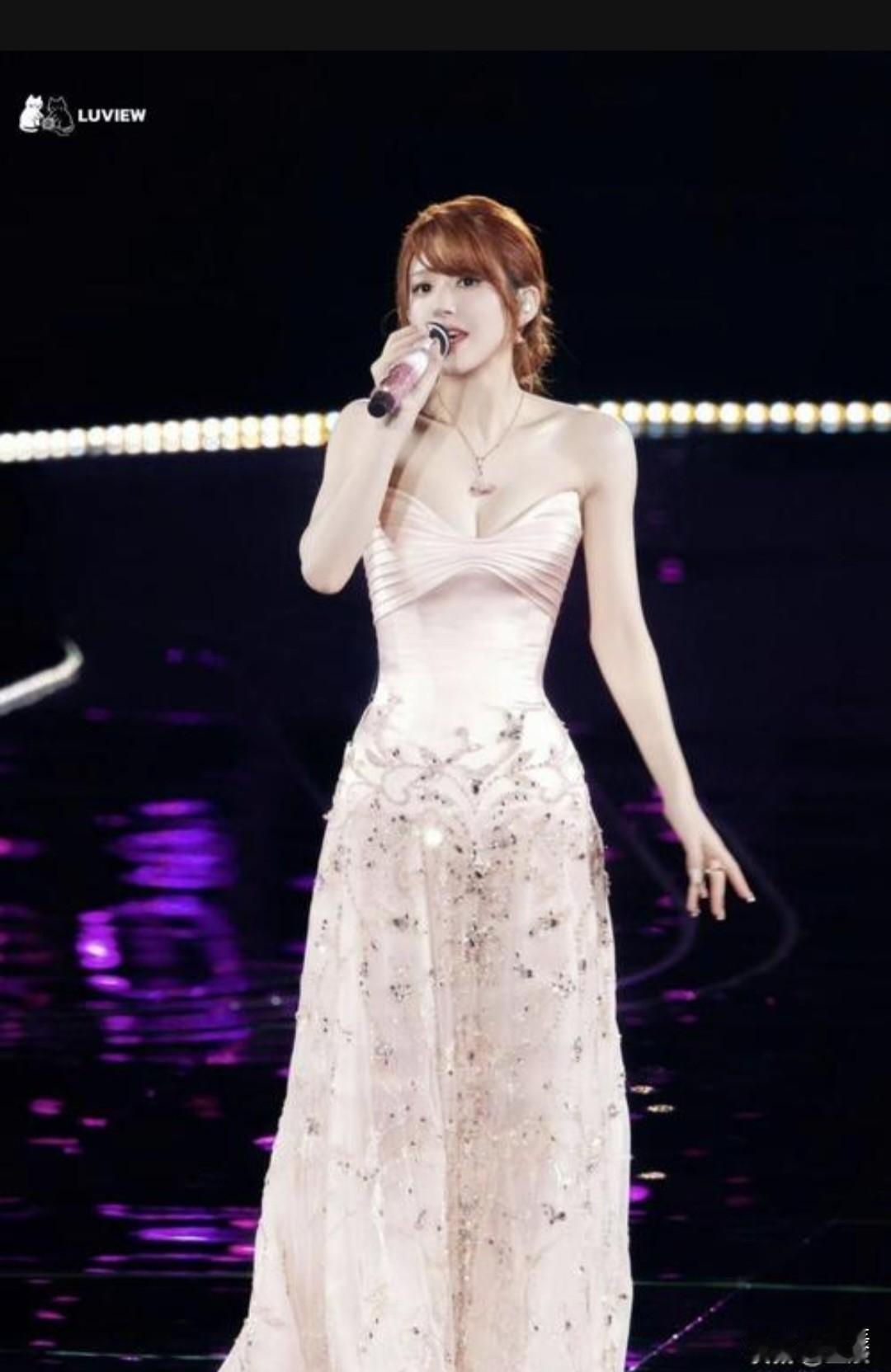 赵露思这“月华如练，轻歌曼舞”的模样，简直美炸了！在网上随便一搜，全是她的跳舞视