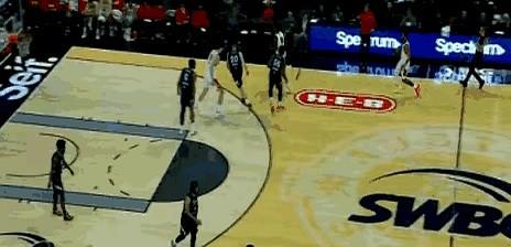 杨瀚森真不是一般人！CBA那会儿，罕见地扛着对手还能把球投进去，这刺激了他要更强