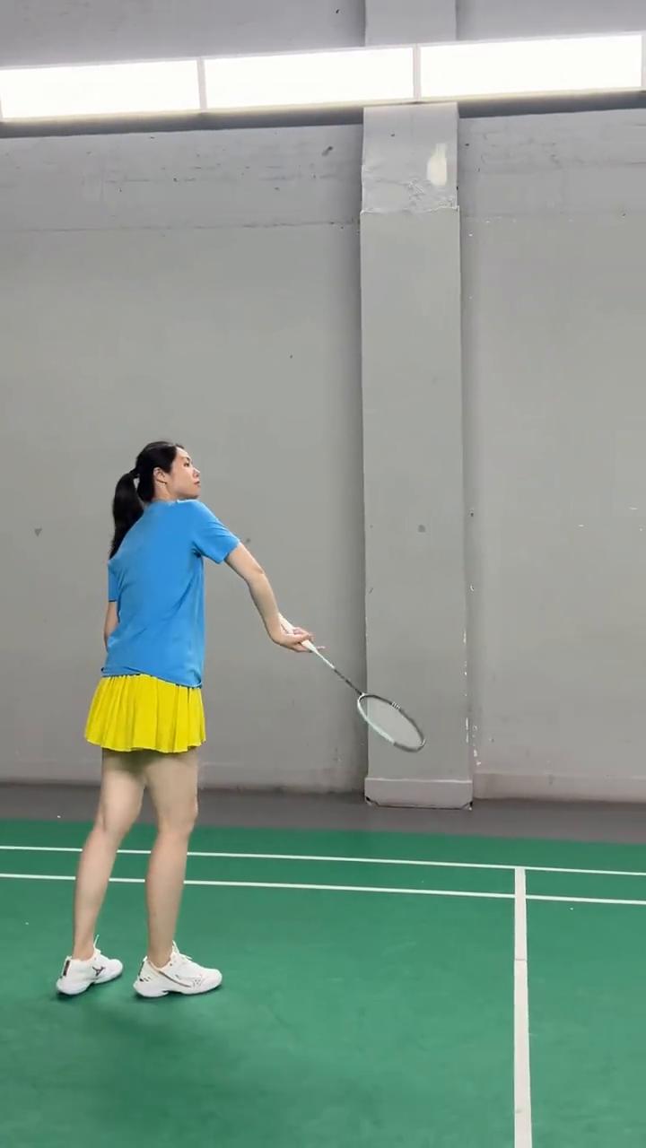 如果你能把手反过来颠球，就能学会盖得勾。如果能假装打空了，再颠一个球，就能学会假