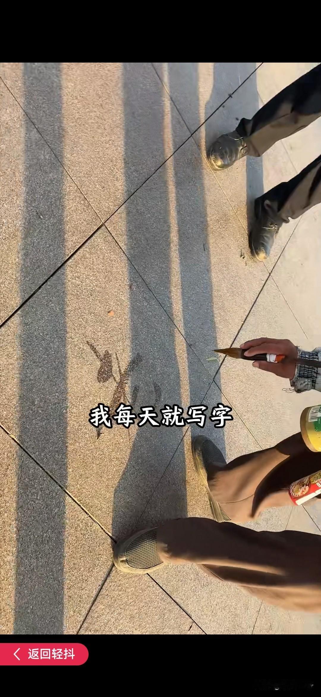石家庄印染厂70岁退休老头街头飙英语，称退休后自学十年了，依靠字典 ，可以读，但