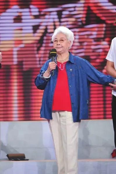 田华是不幸的

田华的故事让人感叹命运的无常，也让人敬佩她的坚强。94岁的她本该