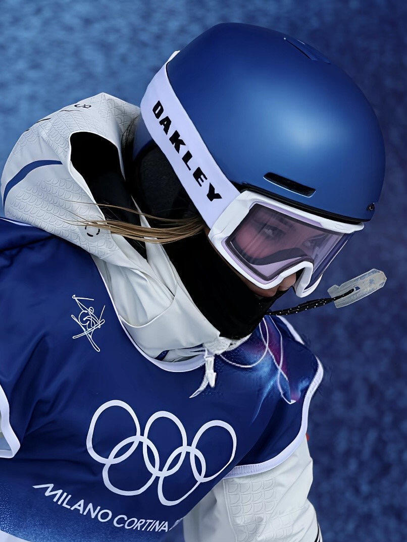 谷爱凌回应冬奥神图出圈 面对走红的赛场神图，谷爱凌坦言眼神里是坚定与底气。专注热