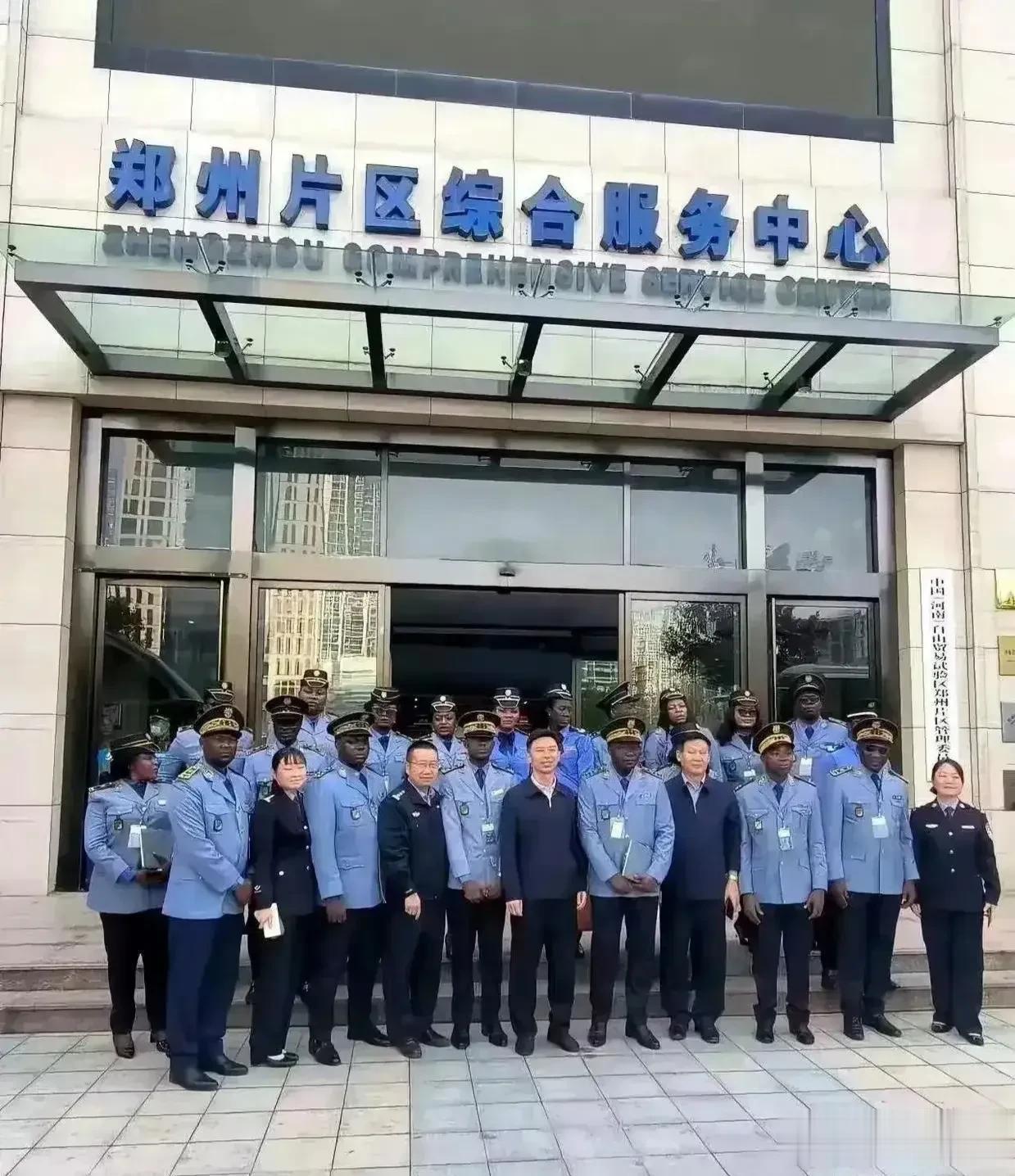#妙笔生花创作挑战#
近日，网络流传一张图片某地区综合服务中心门前有很多人站在一