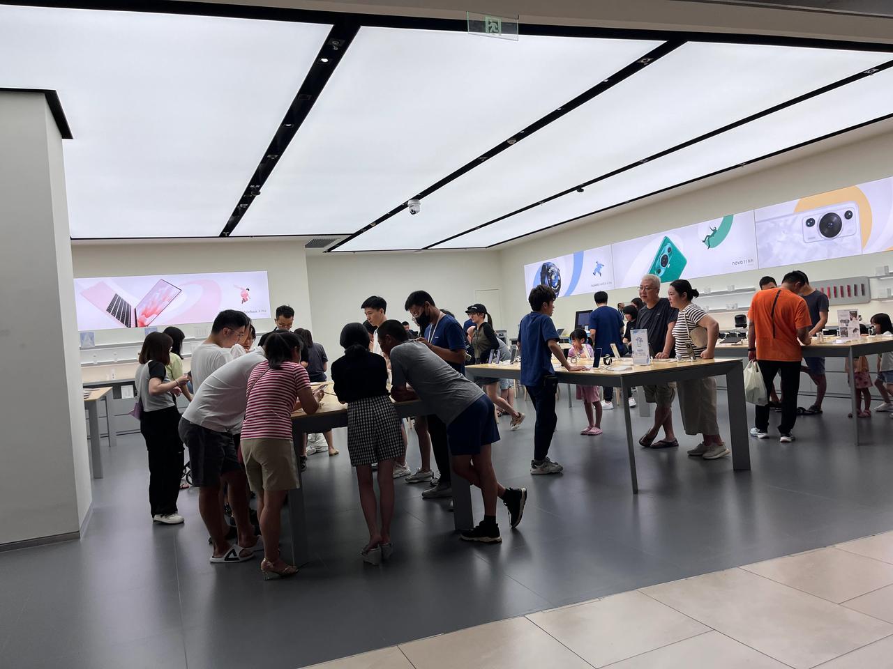 华为牛🐮！今天去商场的华为店看一下华为Mate x5和mate60 Pro+，