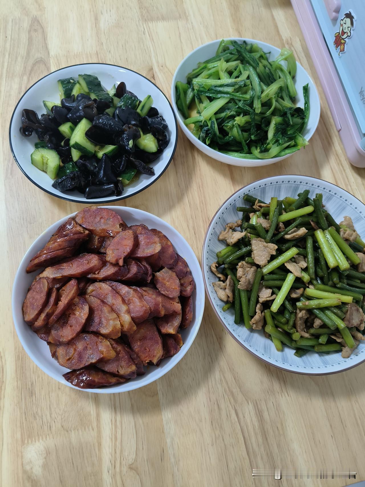 忙了一天，就靠这顿饭治愈了，简单又满足。

上班人的周一是忙碌的，全职带娃的人的