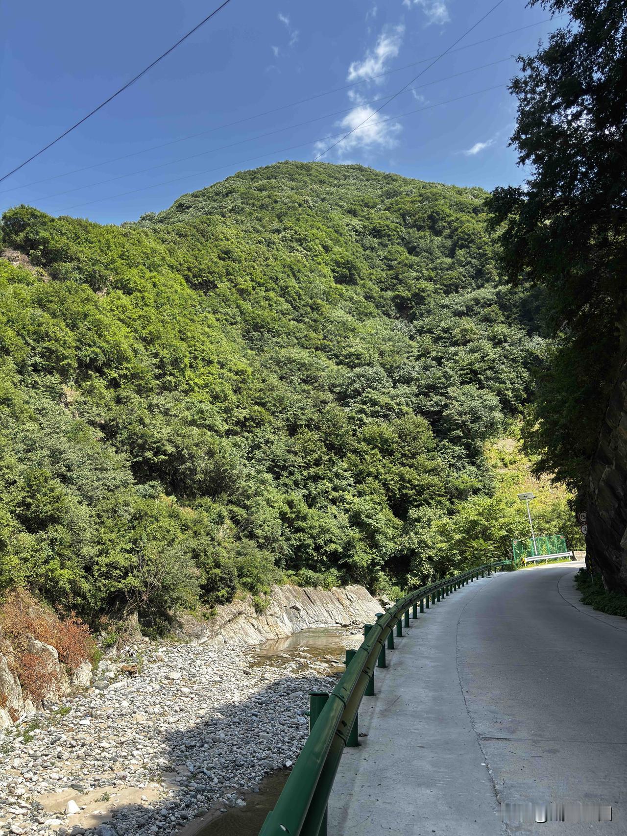 蓝田西采峪二仙桥这里，夏天来这里的游客不多，主要原因还是路不好走，路比较窄，再一
