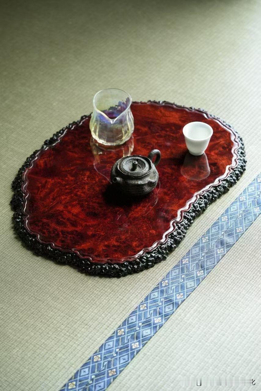 【缅甸花梨｜干泡台】

真正耐看的茶器，
往往不靠繁工，而靠“气”。

这方干泡