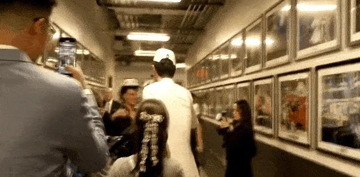 谁都没想到，杨瀚森真成了。

首轮第16顺位，直接进了开拓者。

这个结果，确实