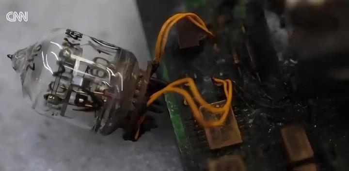 当高超音速导弹的残骸中显露出印着日文的微型芯片，与日本情报整合的动向交织成202