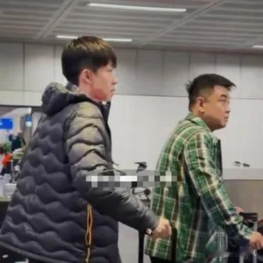 王皓搭上了王楚钦的专属车🚘，满心欢喜，连下楼梯时嘴角都挂着抑制不住的笑意。
