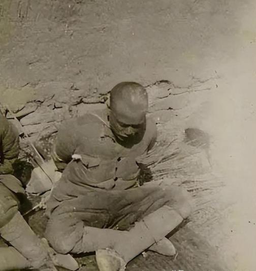 1947年，一个地主，半夜摸进柴房，对着一个被捆着的地下党，不说废话，匕首“噌”