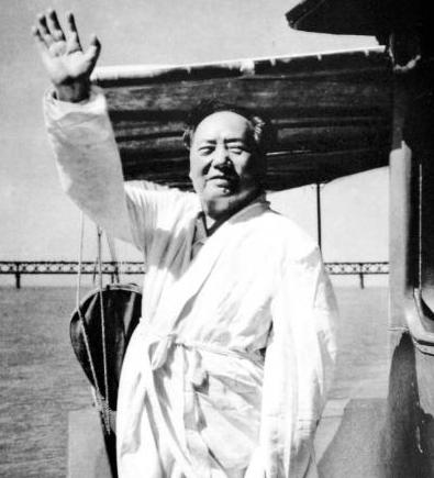 毛主席真勇敢，敢游长江。1956年6月初，武汉第一座长江大桥正在施工，从武昌蛇山