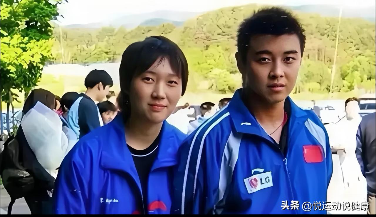 不知道还有多少人记得，站在王皓身旁的这位昔日国乒女削球手。当年他们曾是众人艳羡的