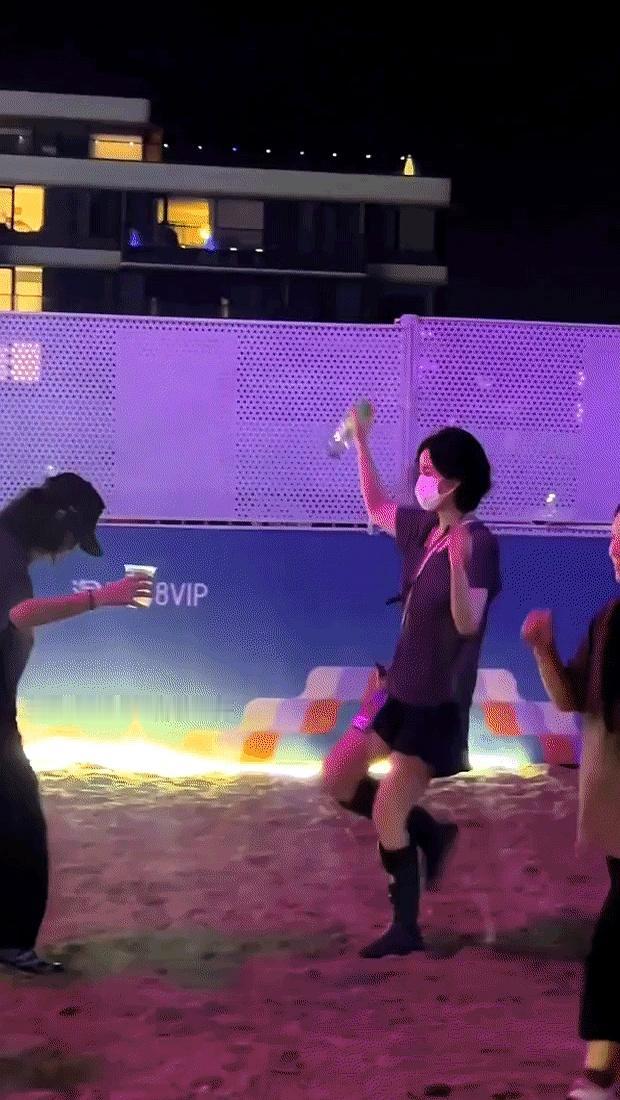 王菲谢霆锋一早又冲热搜！
重点不在同框，而是谢霆锋46岁生日当天，王菲带李嫣去音