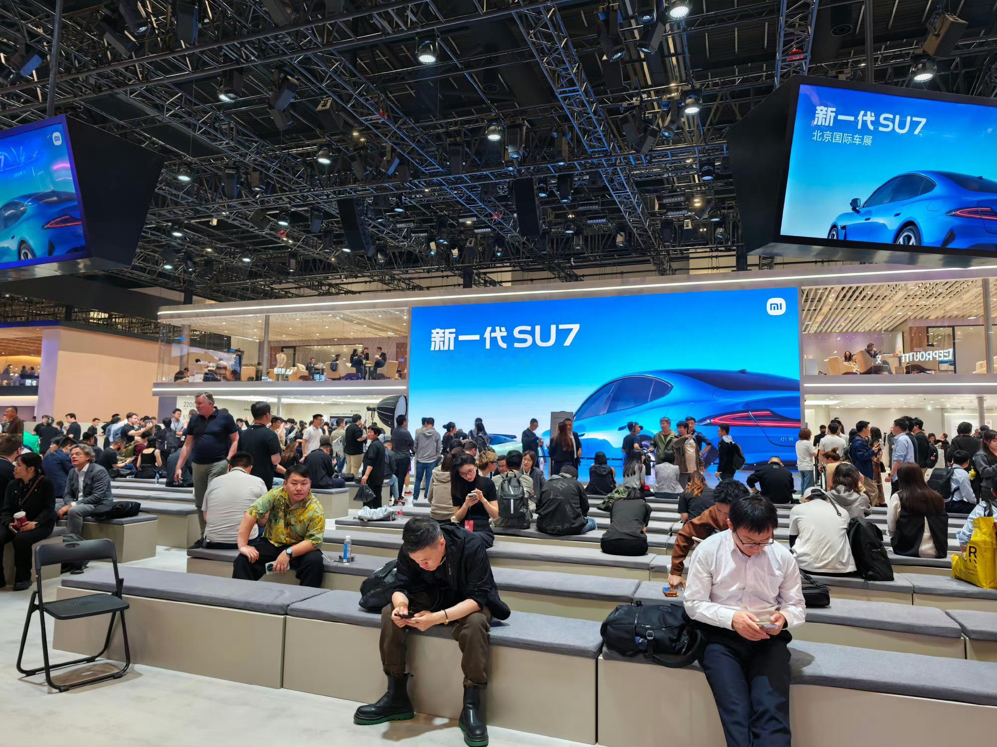 小米爱民的特点真不是装出来的而是每个很小的细节，比如说北京车展提供了最大的休息区