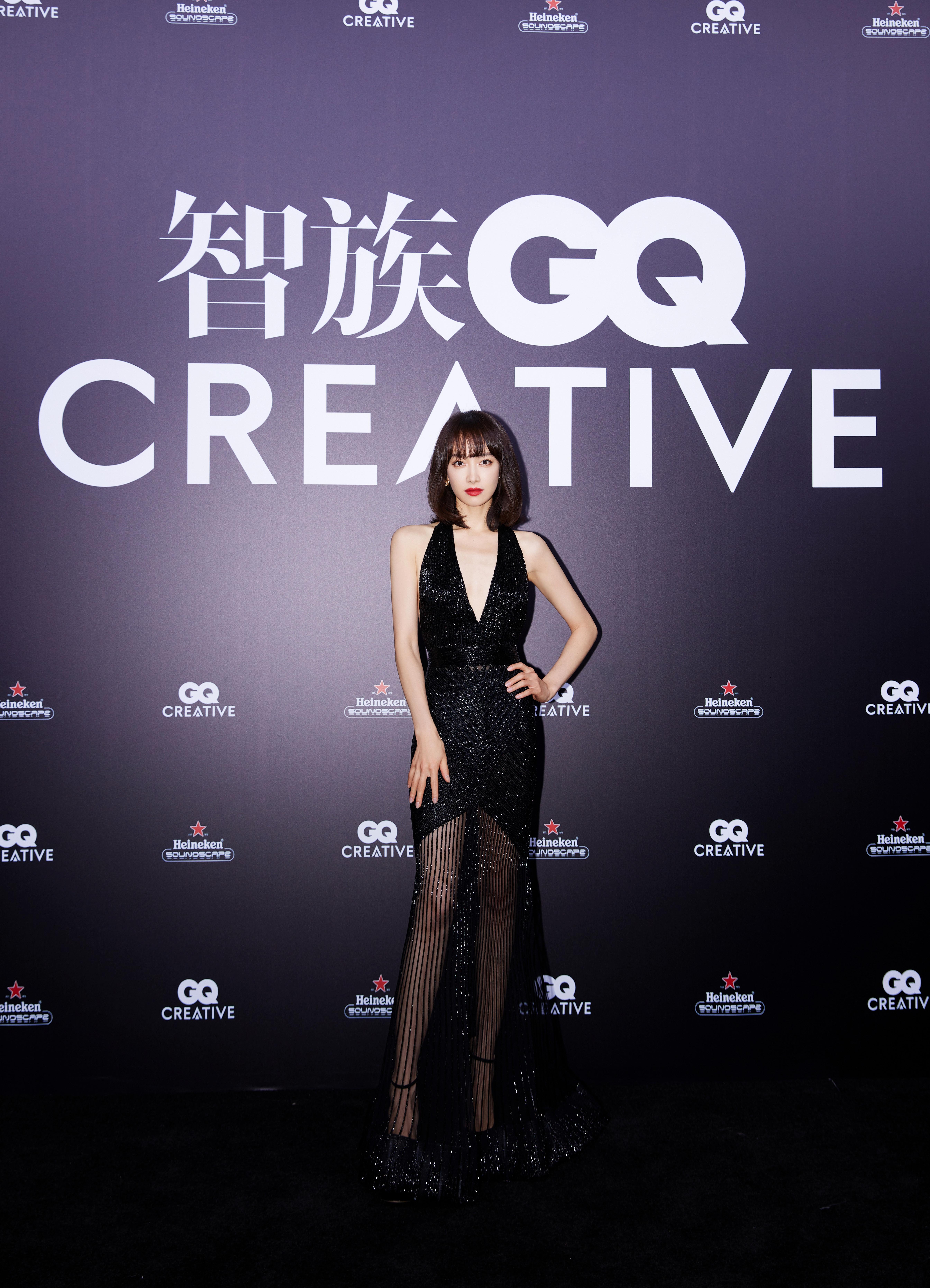   暗玫裙摆映衬星光，传递曼妙腔调，汇聚璀璨光芒 。 ​​​