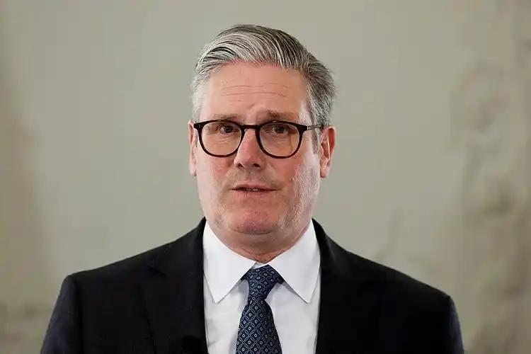 英国追随美国70年的关系至今算是完全破裂了。 当地时间4月15日，英国首相斯塔默